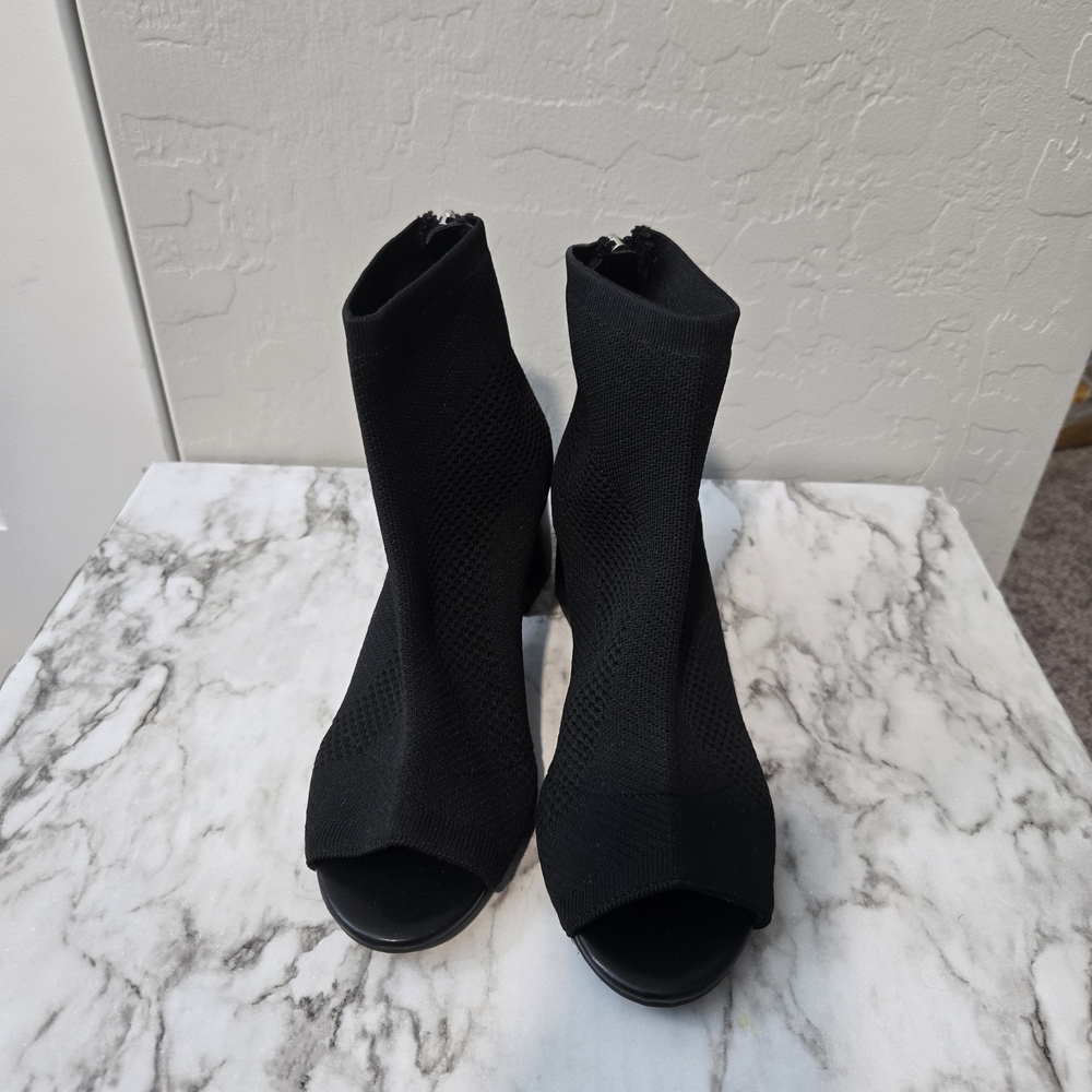 Adrienne Vittadini Black Heeled Boots Sleek Modern Design